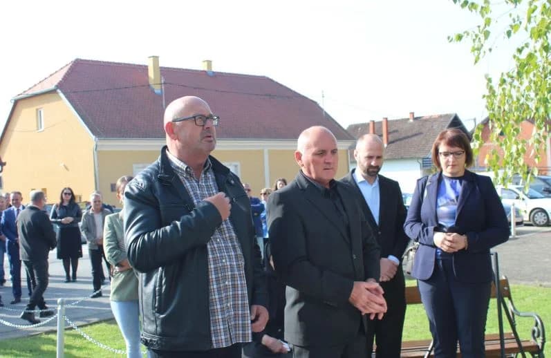 ZNAK TRAJNOG SJEĆANJA I ZAHVALNOSTI: U Zagrađu otkrivena spomen-ploča poginulim braniteljima Ivici Luciću i Ivici Uremoviću