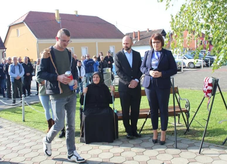 ZNAK TRAJNOG SJEĆANJA I ZAHVALNOSTI: U Zagrađu otkrivena spomen-ploča poginulim braniteljima Ivici Luciću i Ivici Uremoviću