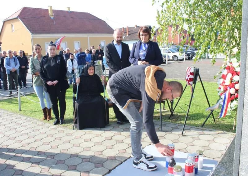 ZNAK TRAJNOG SJEĆANJA I ZAHVALNOSTI: U Zagrađu otkrivena spomen-ploča poginulim braniteljima Ivici Luciću i Ivici Uremoviću