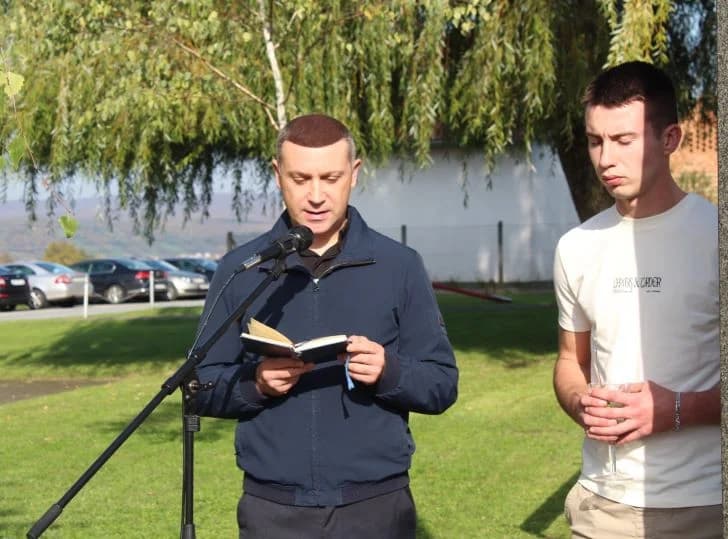 ZNAK TRAJNOG SJEĆANJA I ZAHVALNOSTI: U Zagrađu otkrivena spomen-ploča poginulim braniteljima Ivici Luciću i Ivici Uremoviću