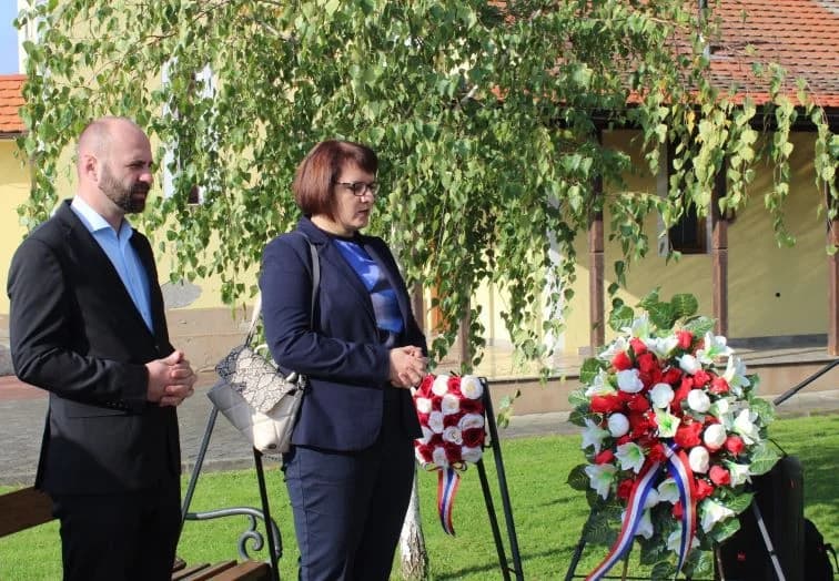 ZNAK TRAJNOG SJEĆANJA I ZAHVALNOSTI: U Zagrađu otkrivena spomen-ploča poginulim braniteljima Ivici Luciću i Ivici Uremoviću