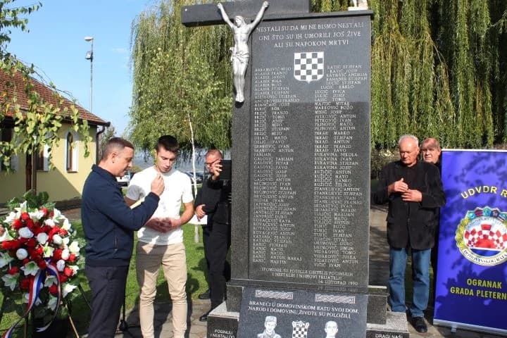 ZNAK TRAJNOG SJEĆANJA I ZAHVALNOSTI: U Zagrađu otkrivena spomen-ploča poginulim braniteljima Ivici Luciću i Ivici Uremoviću