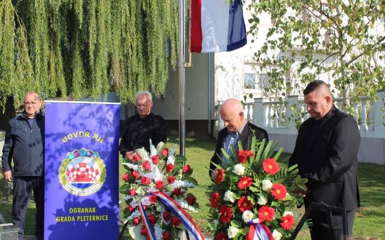 ZNAK TRAJNOG SJEĆANJA I ZAHVALNOSTI: U Zagrađu otkrivena spomen-ploča poginulim braniteljima Ivici Luciću i Ivici Uremoviću