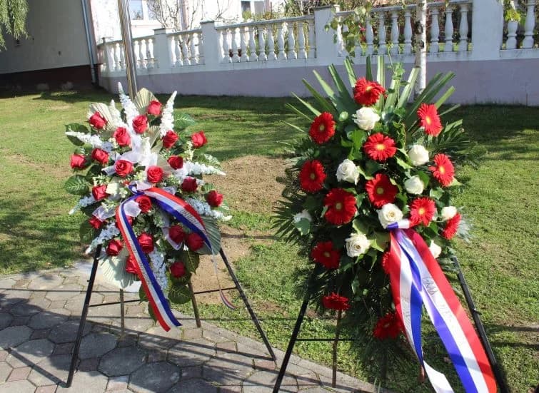 ZNAK TRAJNOG SJEĆANJA I ZAHVALNOSTI: U Zagrađu otkrivena spomen-ploča poginulim braniteljima Ivici Luciću i Ivici Uremoviću