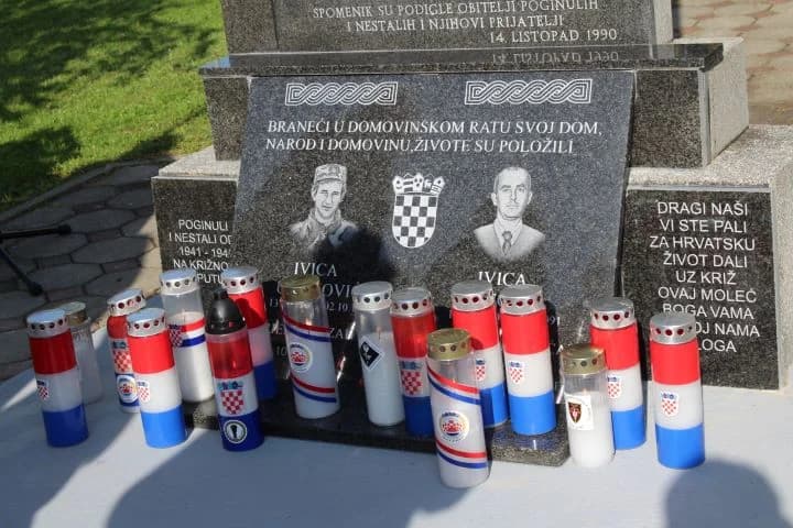 ZNAK TRAJNOG SJEĆANJA I ZAHVALNOSTI: U Zagrađu otkrivena spomen-ploča poginulim braniteljima Ivici Luciću i Ivici Uremoviću