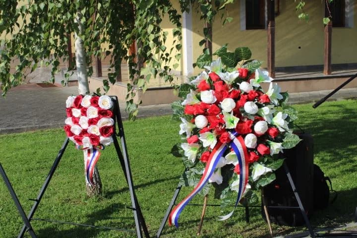 ZNAK TRAJNOG SJEĆANJA I ZAHVALNOSTI: U Zagrađu otkrivena spomen-ploča poginulim braniteljima Ivici Luciću i Ivici Uremoviću