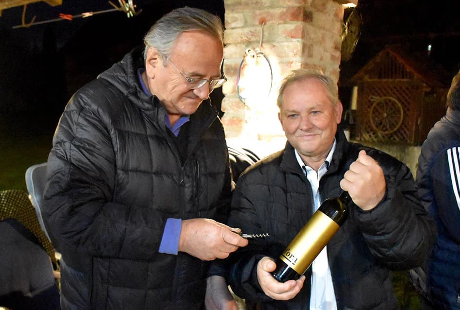 ČLANOVI KAPTOLAČKOG „VINO-KAPA“ GOSTI NOVOKAPELAČKIH I ORIOVAČKIH VINARA: Uz pečene kestene i druge delicije kušano mlado vino