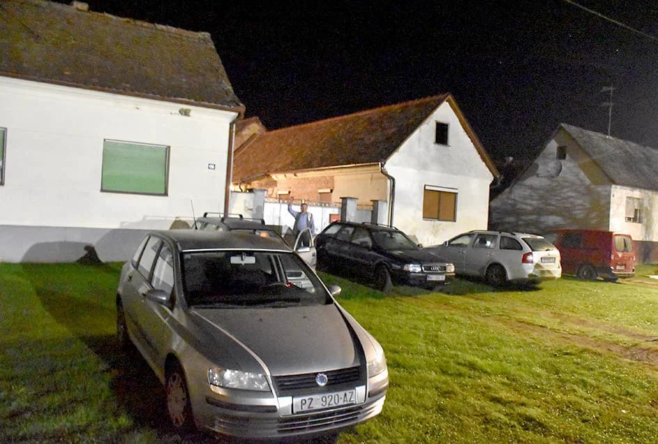 ČLANOVI KAPTOLAČKOG „VINO-KAPA“ GOSTI NOVOKAPELAČKIH I ORIOVAČKIH VINARA: Uz pečene kestene i druge delicije kušano mlado vino