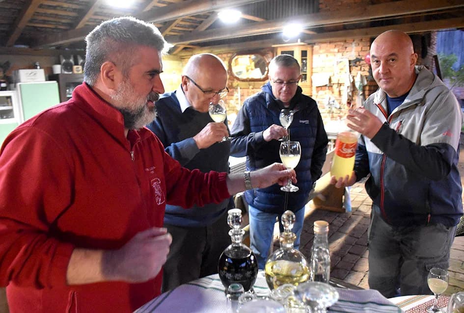 ČLANOVI KAPTOLAČKOG „VINO-KAPA“ GOSTI NOVOKAPELAČKIH I ORIOVAČKIH VINARA: Uz pečene kestene i druge delicije kušano mlado vino