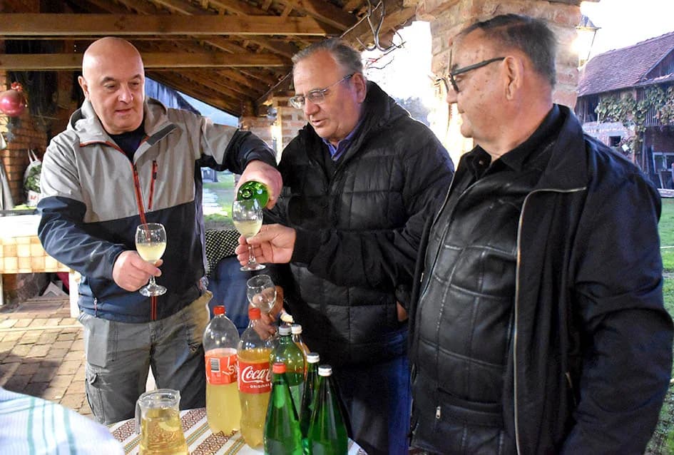 ČLANOVI KAPTOLAČKOG „VINO-KAPA“ GOSTI NOVOKAPELAČKIH I ORIOVAČKIH VINARA: Uz pečene kestene i druge delicije kušano mlado vino
