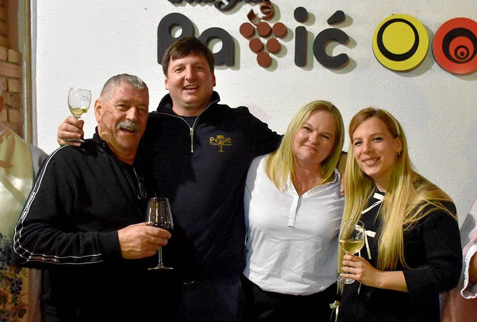 POČEO MARTINJSKI POHOD VINSKOG KARDINALA VLADE BAUERA: Mara Bek, vinska kuma obitelji Pavić iz Vetova