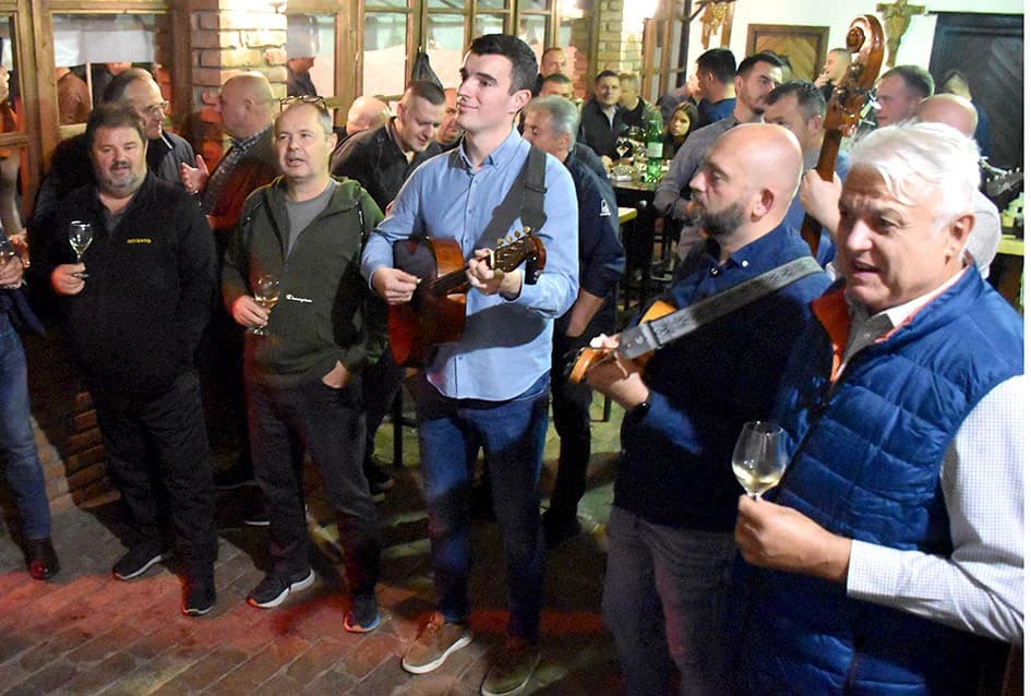 POČEO MARTINJSKI POHOD VINSKOG KARDINALA VLADE BAUERA: Mara Bek, vinska kuma obitelji Pavić iz Vetova