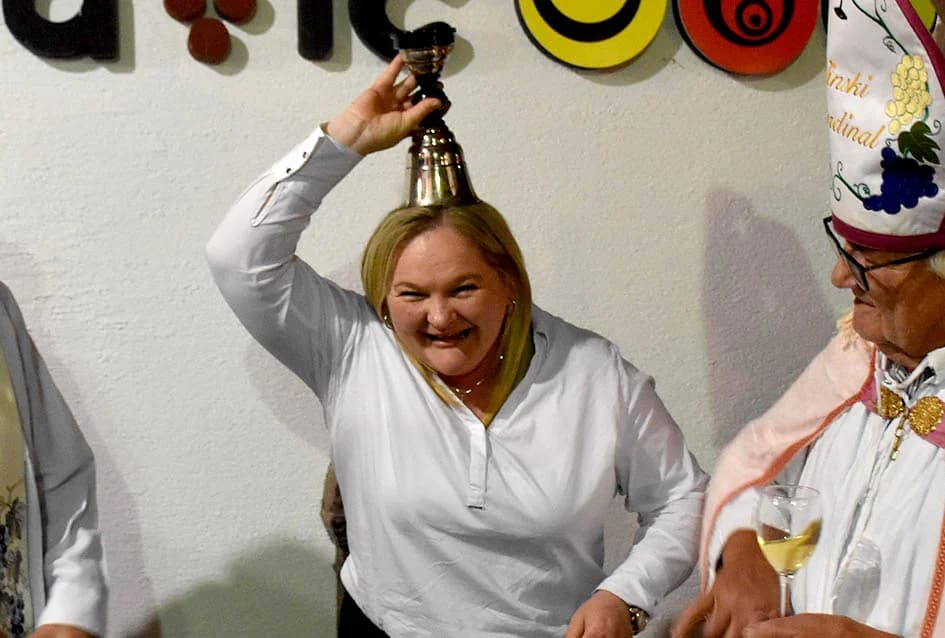 POČEO MARTINJSKI POHOD VINSKOG KARDINALA VLADE BAUERA: Mara Bek, vinska kuma obitelji Pavić iz Vetova