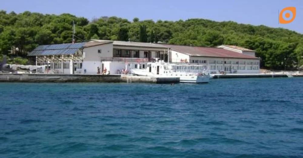 NEKI HVALE: Plaža na otoku Prviću gdje se nalazi objekt Odmarališta Požega jedna od najpoznatijih i najposjećenijih