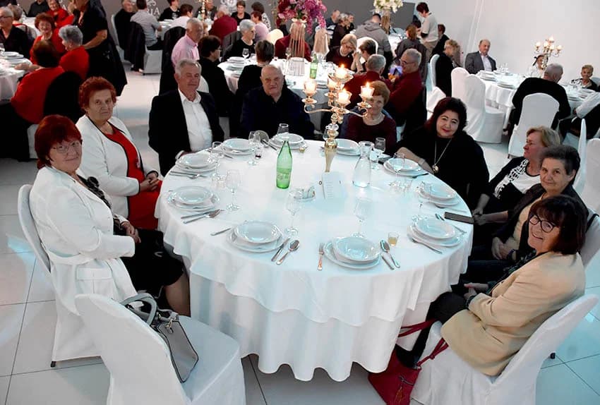 Deset pjevačkih skupina umirovljenika pokazalo umijeće izvođenje poznatih pjesama
