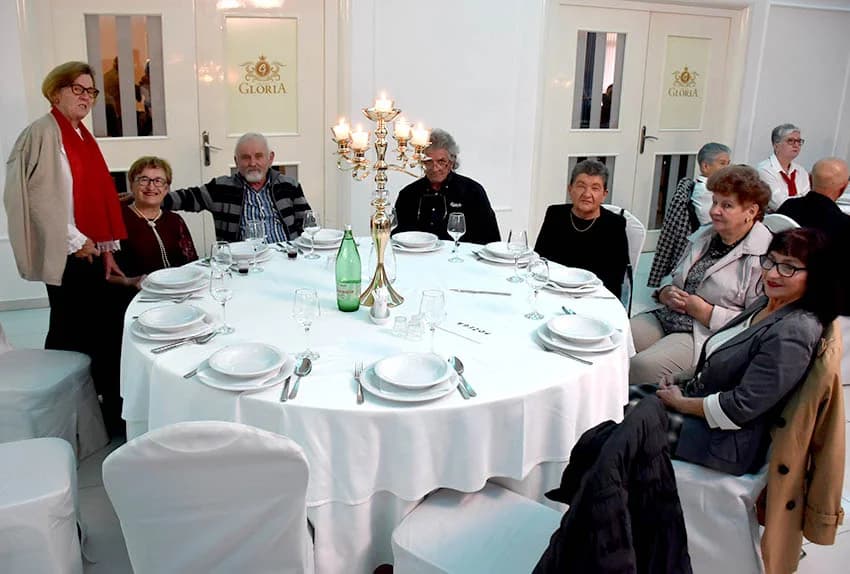Deset pjevačkih skupina umirovljenika pokazalo umijeće izvođenje poznatih pjesama