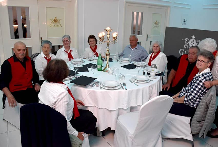 Deset pjevačkih skupina umirovljenika pokazalo umijeće izvođenje poznatih pjesama