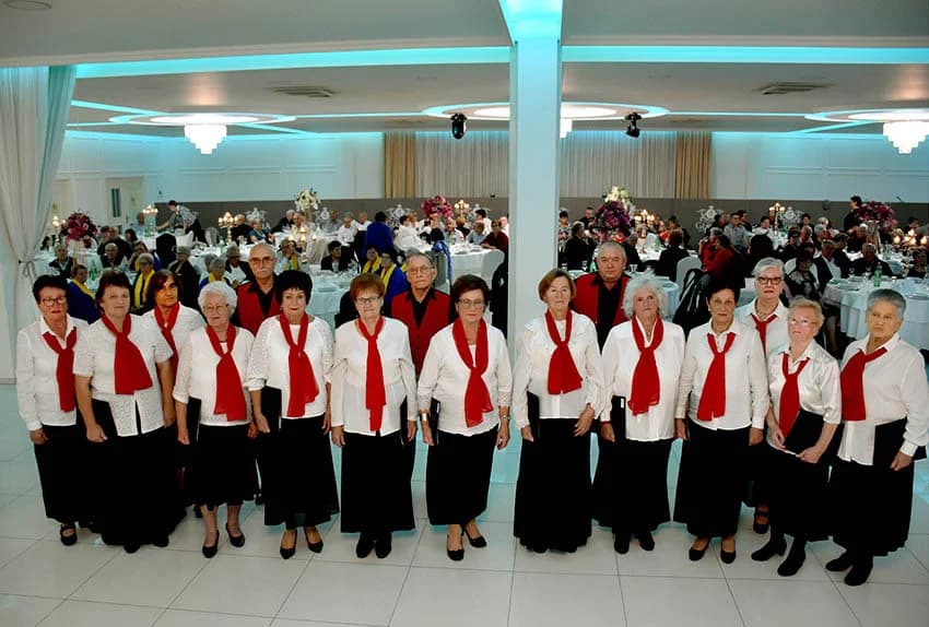 Deset pjevačkih skupina umirovljenika pokazalo umijeće izvođenje poznatih pjesama