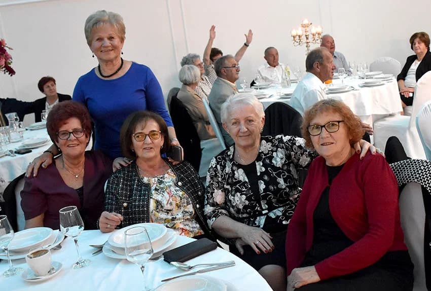 Deset pjevačkih skupina umirovljenika pokazalo umijeće izvođenje poznatih pjesama