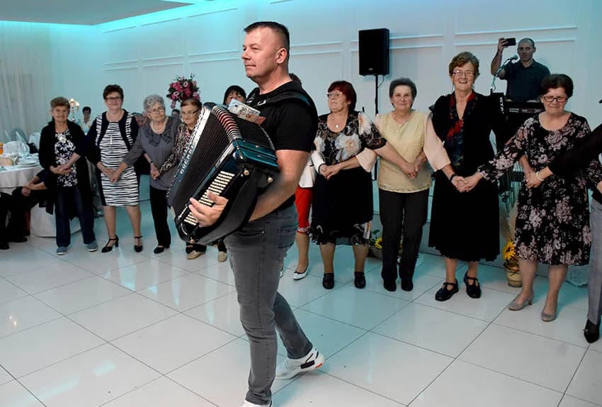 Deset pjevačkih skupina umirovljenika pokazalo umijeće izvođenje poznatih pjesama