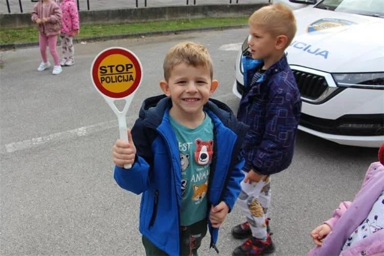 Djeca iz Dječjeg vrtića Tratinčica posjetili Policijsku postaju Pleternica