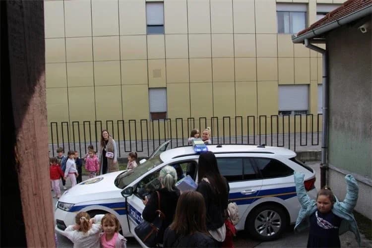 Djeca iz Dječjeg vrtića Tratinčica posjetili Policijsku postaju Pleternica