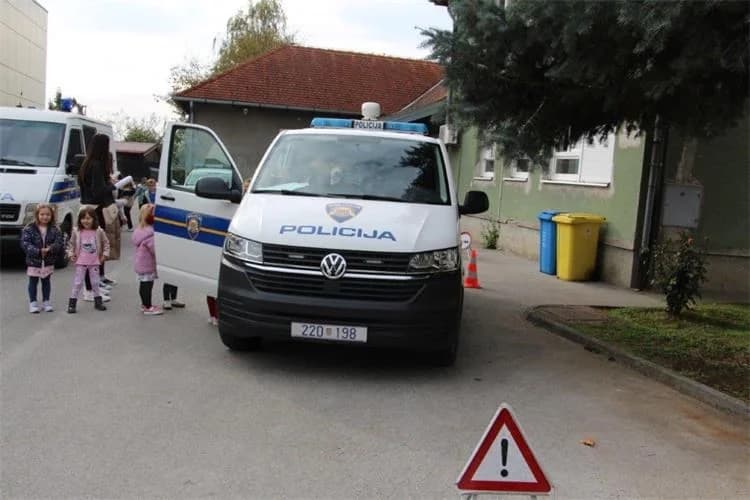 Djeca iz Dječjeg vrtića Tratinčica posjetili Policijsku postaju Pleternica