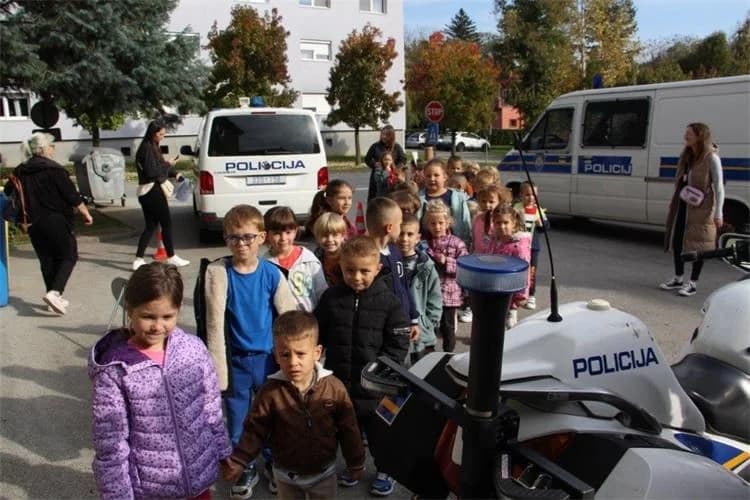 Djeca iz Dječjeg vrtića Tratinčica posjetili Policijsku postaju Pleternica