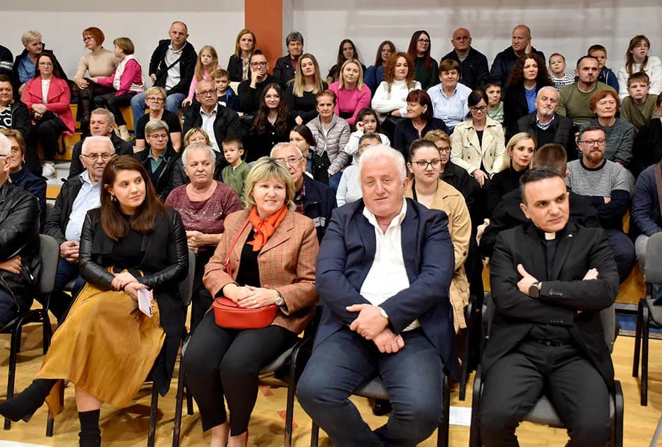 Raskoš svirke kaptolačkih tamburaša izvedbom svjetske i domaće glazbe