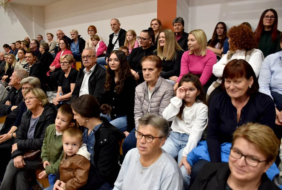 Raskoš svirke kaptolačkih tamburaša izvedbom svjetske i domaće glazbe