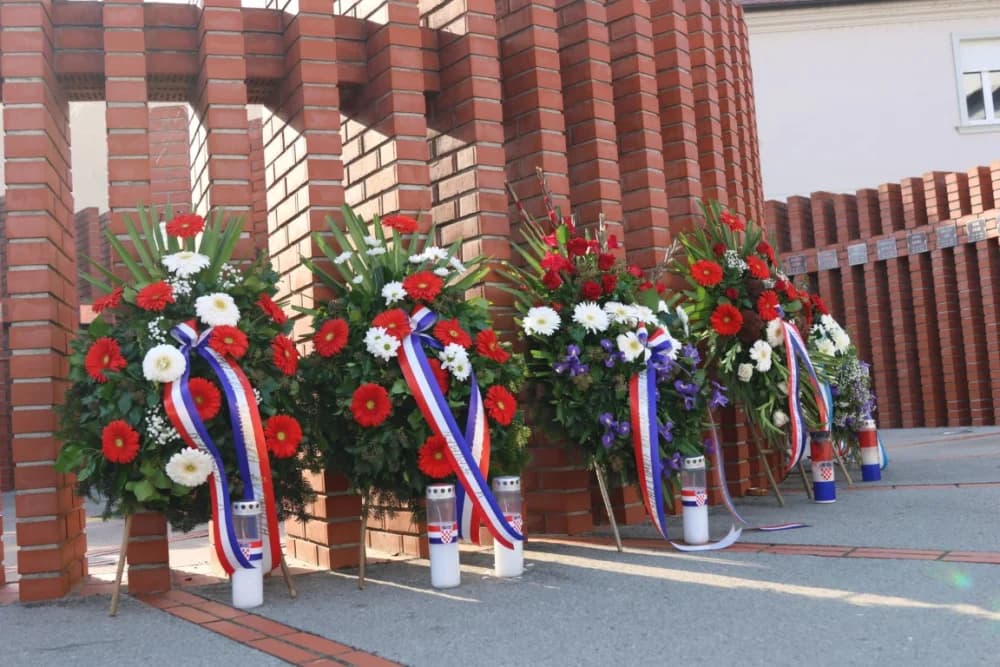 Kod spomen obilježja na Trgu 123. brigade odana dužna počast svim poginulima, nestalima i umrlima pripadnicima slavne vojne postrojbe