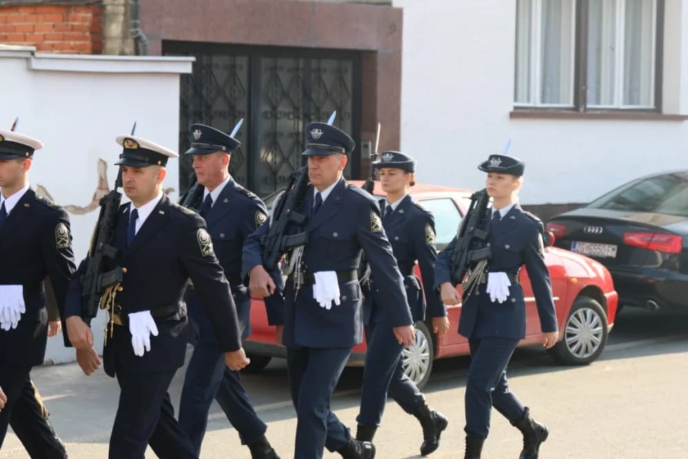 Kod spomen obilježja na Trgu 123. brigade odana dužna počast svim poginulima, nestalima i umrlima pripadnicima slavne vojne postrojbe