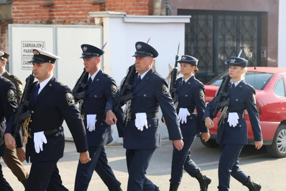 Kod spomen obilježja na Trgu 123. brigade odana dužna počast svim poginulima, nestalima i umrlima pripadnicima slavne vojne postrojbe