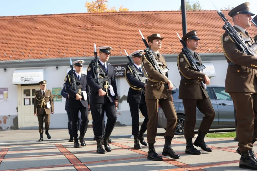 Kod spomen obilježja na Trgu 123. brigade odana dužna počast svim poginulima, nestalima i umrlima pripadnicima slavne vojne postrojbe