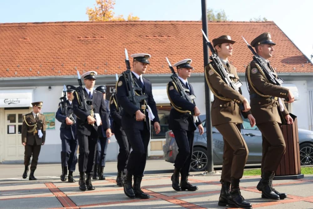 Kod spomen obilježja na Trgu 123. brigade odana dužna počast svim poginulima, nestalima i umrlima pripadnicima slavne vojne postrojbe