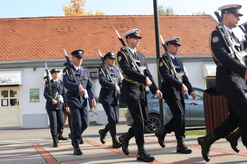 Kod spomen obilježja na Trgu 123. brigade odana dužna počast svim poginulima, nestalima i umrlima pripadnicima slavne vojne postrojbe