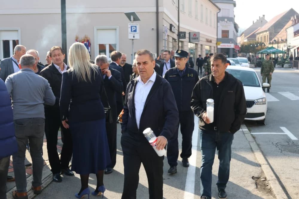 Kod spomen obilježja na Trgu 123. brigade odana dužna počast svim poginulima, nestalima i umrlima pripadnicima slavne vojne postrojbe