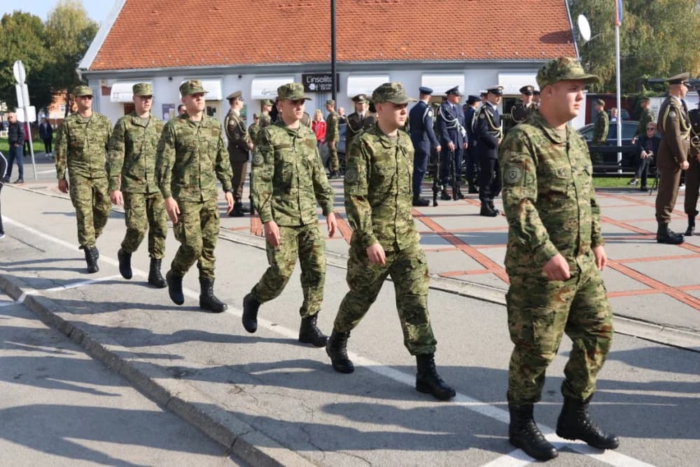 Kod spomen obilježja na Trgu 123. brigade odana dužna počast svim poginulima, nestalima i umrlima pripadnicima slavne vojne postrojbe