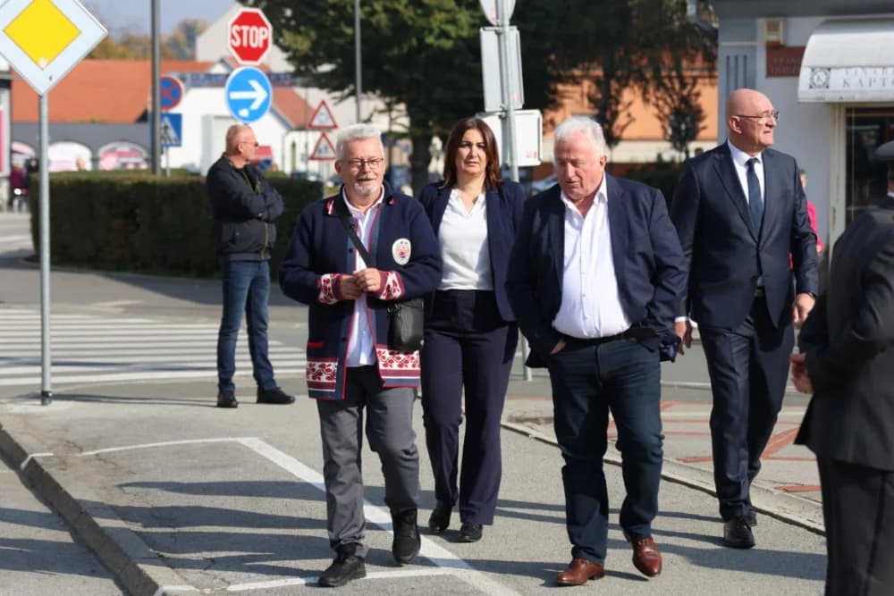 Kod spomen obilježja na Trgu 123. brigade odana dužna počast svim poginulima, nestalima i umrlima pripadnicima slavne vojne postrojbe