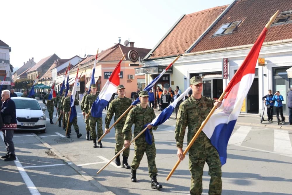 Kod spomen obilježja na Trgu 123. brigade odana dužna počast svim poginulima, nestalima i umrlima pripadnicima slavne vojne postrojbe