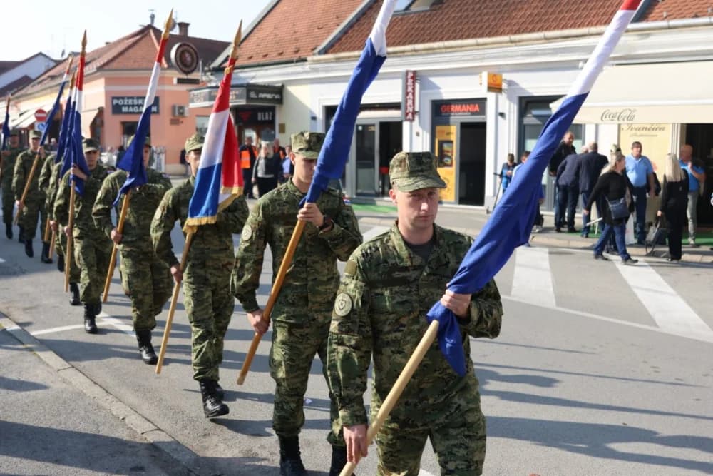 Kod spomen obilježja na Trgu 123. brigade odana dužna počast svim poginulima, nestalima i umrlima pripadnicima slavne vojne postrojbe