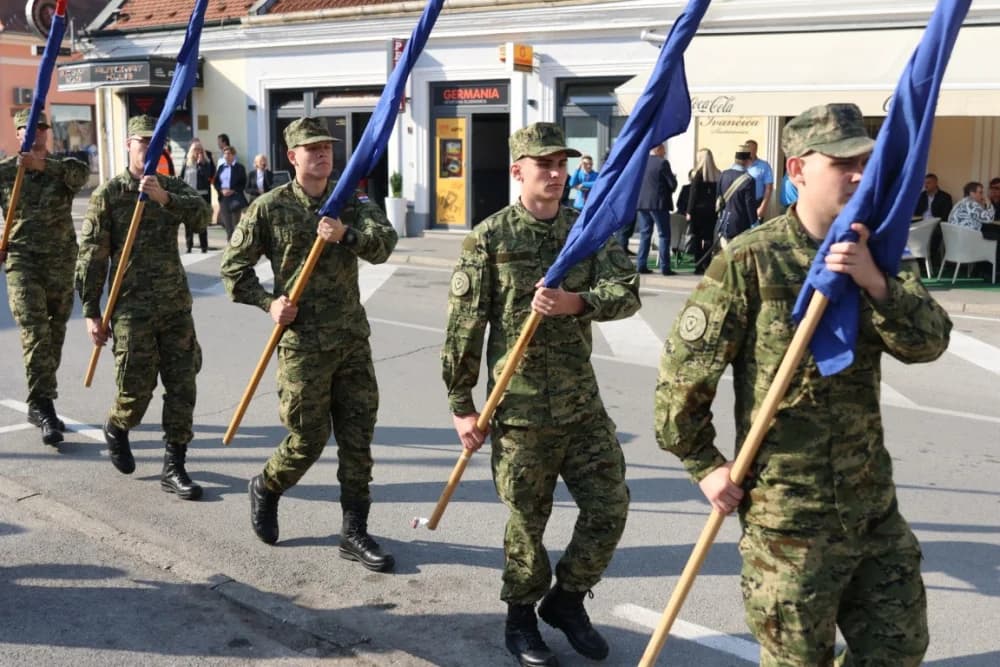 Kod spomen obilježja na Trgu 123. brigade odana dužna počast svim poginulima, nestalima i umrlima pripadnicima slavne vojne postrojbe