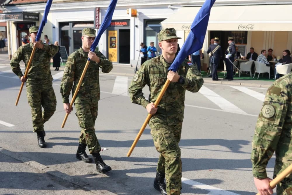 Kod spomen obilježja na Trgu 123. brigade odana dužna počast svim poginulima, nestalima i umrlima pripadnicima slavne vojne postrojbe