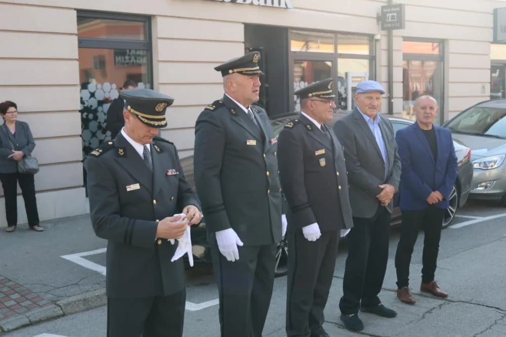 Kod spomen obilježja na Trgu 123. brigade odana dužna počast svim poginulima, nestalima i umrlima pripadnicima slavne vojne postrojbe
