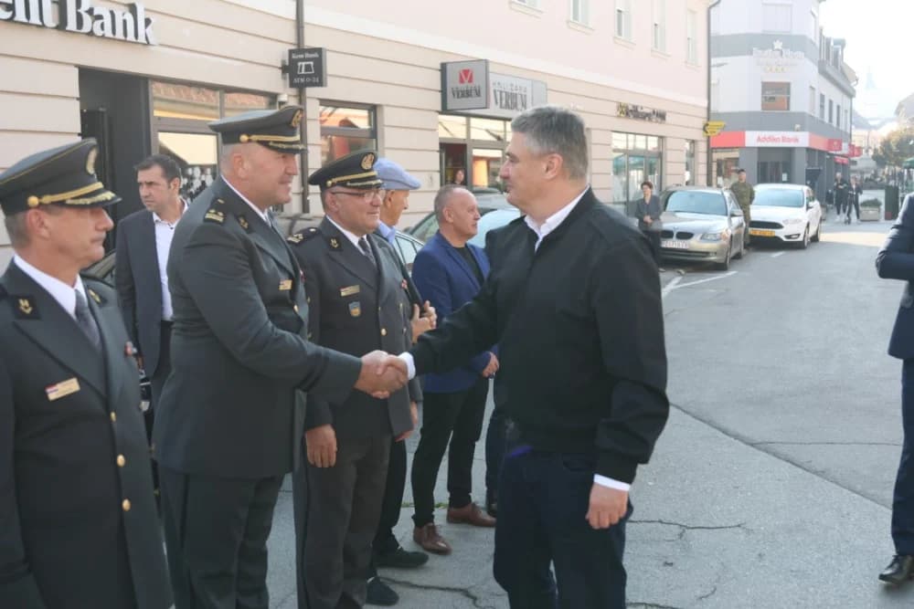 Kod spomen obilježja na Trgu 123. brigade odana dužna počast svim poginulima, nestalima i umrlima pripadnicima slavne vojne postrojbe