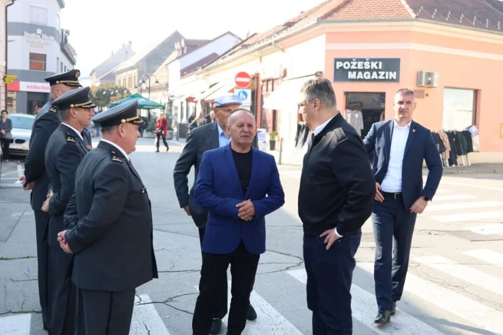 Kod spomen obilježja na Trgu 123. brigade odana dužna počast svim poginulima, nestalima i umrlima pripadnicima slavne vojne postrojbe