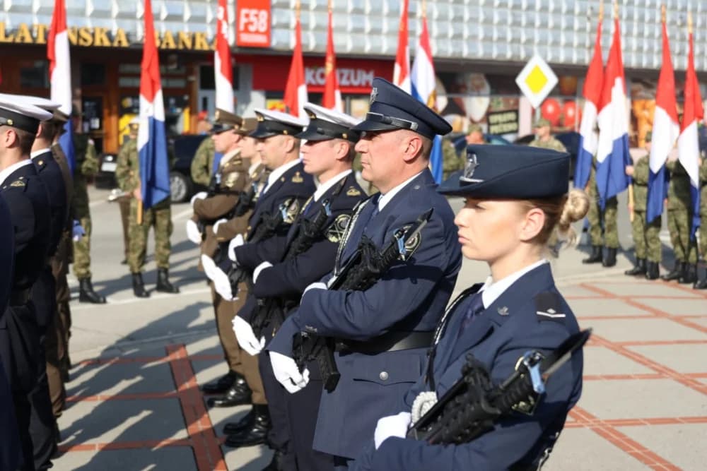 Kod spomen obilježja na Trgu 123. brigade odana dužna počast svim poginulima, nestalima i umrlima pripadnicima slavne vojne postrojbe