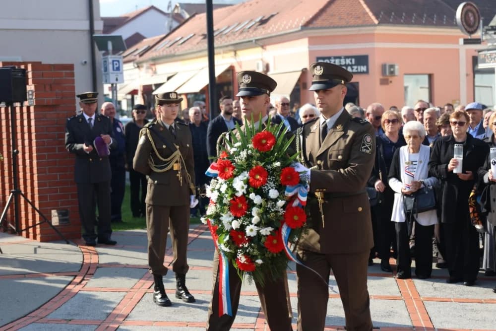 Kod spomen obilježja na Trgu 123. brigade odana dužna počast svim poginulima, nestalima i umrlima pripadnicima slavne vojne postrojbe