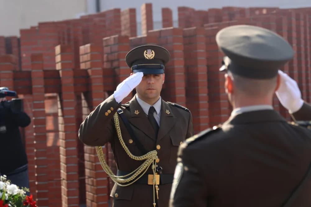 Kod spomen obilježja na Trgu 123. brigade odana dužna počast svim poginulima, nestalima i umrlima pripadnicima slavne vojne postrojbe