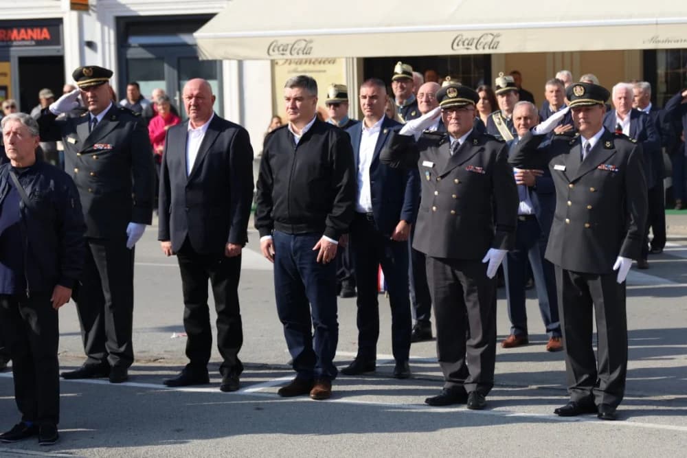 Kod spomen obilježja na Trgu 123. brigade odana dužna počast svim poginulima, nestalima i umrlima pripadnicima slavne vojne postrojbe